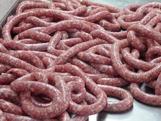 Frisch vor Ort produziert: die Bratwürste. Frisch vor Ort produziert: die Bratwürste.