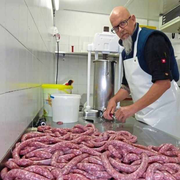 Mit dem Handfüller produziert Michael Schnell Bratwurst für das nur wenige Meter entfernte Büfett. Mit dem Handfüller produziert Michael Schnell Bratwurst für das nur wenige Meter entfernte Büfett.