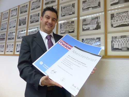 Daniel Alvarez Jacobsen ist Stolz auf seinen deutschen Meisterbrief. Daniel Alvarez Jacobsen ist Stolz auf seinen deutschen Meisterbrief.