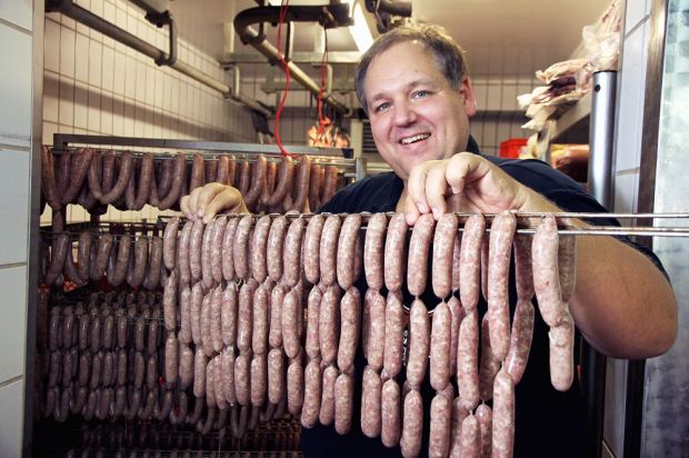 Andreas Kessler präsentiert die „Dumenklemmer“, ohne sich dabei an den Räucherwagen die Daumen zu klemmen. Andreas Kessler präsentiert die „Dumenklemmer“, ohne sich dabei an den Räucherwagen die Daumen zu klemmen.