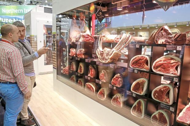 In diesem Jahr gefragt sind Top-Fleischqualitäten, Fleischwaren und Convenience-Gerichte mit ausgewiesener regionaler Herkunft. In diesem Jahr gefragt sind Top-Fleischqualitäten, Fleischwaren und Convenience-Gerichte mit ausgewiesener regionaler Herkunft.