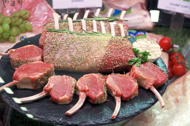 Ob saftiges Rindfleisch oder zartes Lamm: Die europäischen Regionen von Galizien über Frankreich bis Schottland und Wales setzen auf den Faktor der natürlichen und kontrollierten Aufzucht. Die Bandbreite der Rindfleisch-Zuschnitte steht ebenfalls im Fokus Ob saftiges Rindfleisch oder zartes Lamm: Die europäischen Regionen von Galizien über Frankreich bis Schottland und Wales setzen auf den Faktor der natürlichen und kontrollierten Aufzucht. Die Bandbreite der Rindfleisch-Zuschnitte steht ebenfalls im Fokus