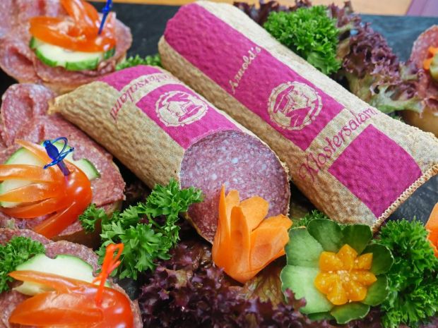 Die Klostersalami reift in einem handgenähten Baumwolldarm. Die Klostersalami reift in einem handgenähten Baumwolldarm.