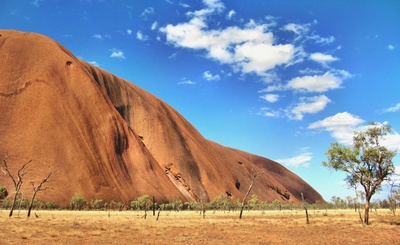 Der Uluru - Ayers Rock - ist eines der bekanntesten Wahrzeichen des fünften Kontinents. Der Uluru - Ayers Rock - ist eines der bekanntesten Wahrzeichen des fünften Kontinents.