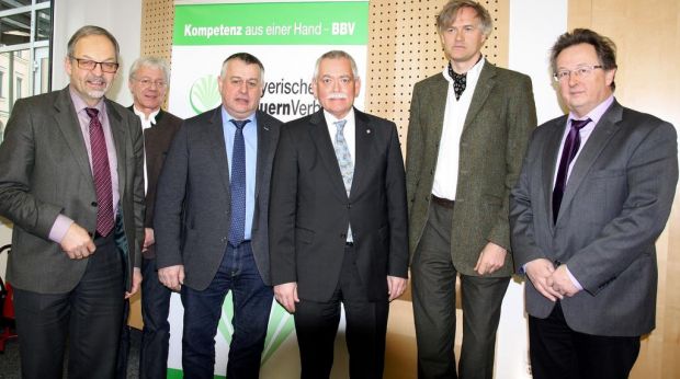Zeigen einen gangbaren Weg (v.l.): Klaus Mugele, Vizepräsident Landesbauernverband Baden-Württemberg, Josef Weiß, Bayerische Landesanstalt für Landwirtschaft, Walter Heidl, Präsident Bayerischer Bauernverband, Konrad Ammon, Landesinnungsmeister Fleischverband Bayern, Dr. Wolfgang Hansen, Veterinärrechts-Experte und Autor des Gutachtens, und Dr. Andreas Randt, Tierärztlicher Leiter Tiergesundheitsdienst Bayern. Zeigen einen gangbaren Weg (v.l.): Klaus Mugele, Vizepräsident Landesbauernverband Baden-Württemberg, Josef Weiß, Bayerische Landesanstalt für Landwirtschaft, Walter Heidl, Präsident Bayerischer Bauernverband, Konrad Ammon, Landesinnungsmeister Fleischverband Bayern, Dr. Wolfgang Hansen, Veterinärrechts-Experte und Autor des Gutachtens, und Dr. Andreas Randt, Tierärztlicher Leiter Tiergesundheitsdienst Bayern.