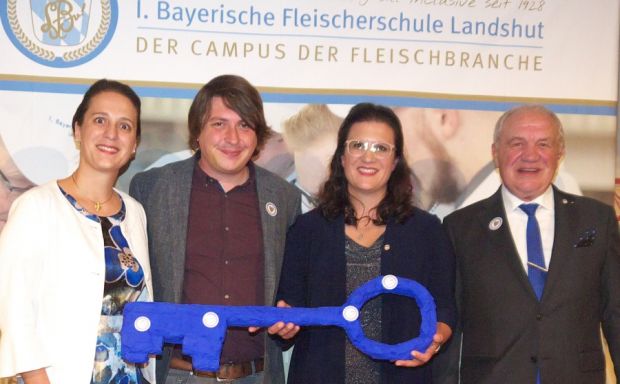 Generationswechsel an der 1.BFS (von rechts): Georg Zinkl übergab einen symbolischen blauen Schul-Schlüssel an das künftige Gesellschafter-Trio Barbara Zinkl, Michael Huber und Katrin Barth. Generationswechsel an der 1.BFS (von rechts): Georg Zinkl übergab einen symbolischen blauen Schul-Schlüssel an das künftige Gesellschafter-Trio Barbara Zinkl, Michael Huber und Katrin Barth.