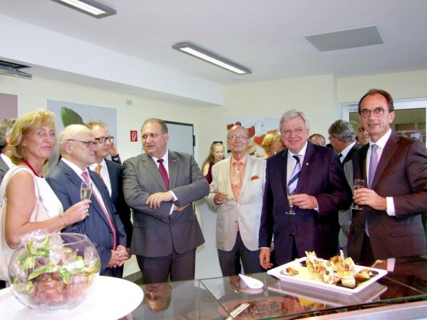 Ministerpräsident Volker Bouffier (2.v.r.) weihte die neuen Schulungsräume für die Fleischer am neu gegründeten Fachzentrum Nahrungsmittel-Handwerk im Beisein der vormaligen Schulträger Sylvia Heyne-Boddenberg (links), Jürgen Heyne (3.v.r.) und Michael Boddenberg (rechts) ein. Ministerpräsident Volker Bouffier (2.v.r.) weihte die neuen Schulungsräume für die Fleischer am neu gegründeten Fachzentrum Nahrungsmittel-Handwerk im Beisein der vormaligen Schulträger Sylvia Heyne-Boddenberg (links), Jürgen Heyne (3.v.r.) und Michael Boddenberg (rechts) ein.