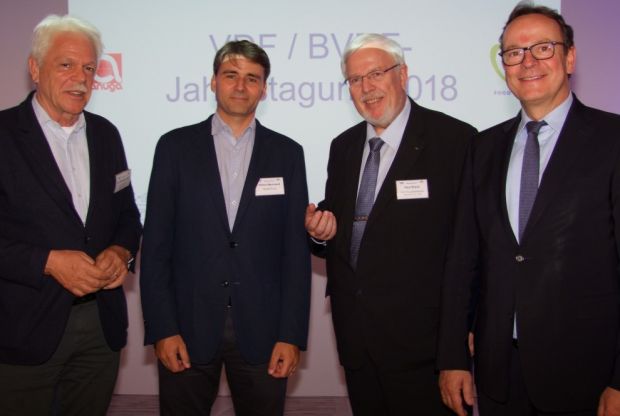 BVDF-Präsident Dr. Wolfgang Ingold (links) und VDF-Vorstandsvorsitzender Paul Brand (2.v.r.) mit den Referenten des ersten Tagungstages Olivier Marchand (Nestlé) und Prof. Dr. Folkhard Isermeyer vom Thünen-Institut (rechts). BVDF-Präsident Dr. Wolfgang Ingold (links) und VDF-Vorstandsvorsitzender Paul Brand (2.v.r.) mit den Referenten des ersten Tagungstages Olivier Marchand (Nestlé) und Prof. Dr. Folkhard Isermeyer vom Thünen-Institut (rechts).