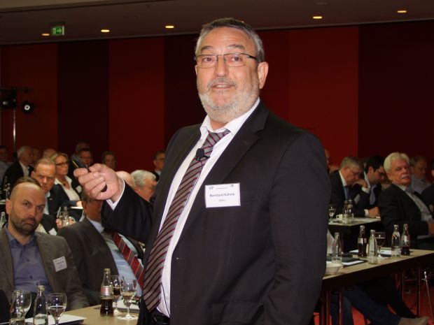 Ministerialdirektor Bernhard Kühnle aus dem Bundeslandwirtschaftsministerium erläuterte den Tagungsteilnehmern den Zeitplan zur Einführung des staatlichen Tierwohl-Labels. Ministerialdirektor Bernhard Kühnle aus dem Bundeslandwirtschaftsministerium erläuterte den Tagungsteilnehmern den Zeitplan zur Einführung des staatlichen Tierwohl-Labels.