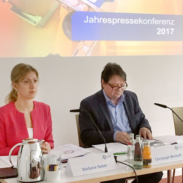 Präsentierten die Jahresbilanz in Berlin: Geschäftsführerin Stefanie Sabet und Hauptgeschäftsführer Christoph Minhoff. Präsentierten die Jahresbilanz in Berlin: Geschäftsführerin Stefanie Sabet und Hauptgeschäftsführer Christoph Minhoff.