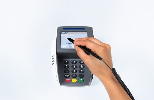 Die im jetzt neu vorgestellten Paket des DFV angebotenen Geräte sind für alle gängigen bargeldlosen Zahlungsarten einsetzbar, also PIN-basiertes EC-Cash, Kreditkarten oder Lastschriftverfahren und das auch kontaktlos. Die im jetzt neu vorgestellten Paket des DFV angebotenen Geräte sind für alle gängigen bargeldlosen Zahlungsarten einsetzbar, also PIN-basiertes EC-Cash, Kreditkarten oder Lastschriftverfahren und das auch kontaktlos.