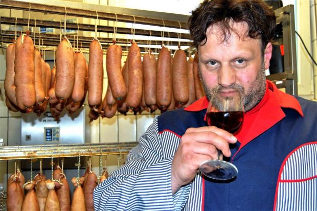 Metzgermeister und Inhaber Volker Bausewein achtet auf Qualität bei Wurst und Wein. Metzgermeister und Inhaber Volker Bausewein achtet auf Qualität bei Wurst und Wein.
