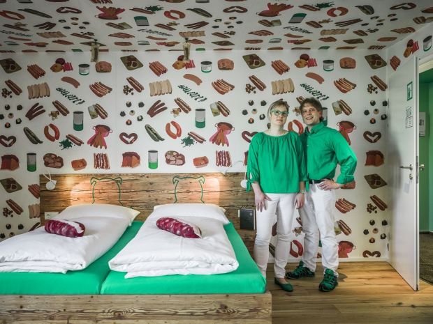 Mit ihrer durchgestylten Bratwurst-Erlebniswelt haben Monika und Claus Böbel einen lang gehegten Traum verwirklicht.
Mit ihrer durchgestylten Bratwurst-Erlebniswelt haben Monika und Claus Böbel einen lang gehegten Traum verwirklicht.