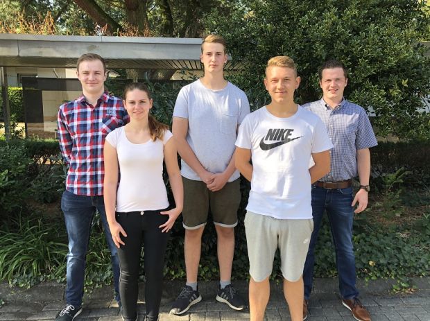 Diese fünf jungen Leute starten mit ihrer Ausbildung beziehungsweise ihrem Studium bei der Wurst- & Schinkenmanufaktur Bedford.
Diese fünf jungen Leute starten mit ihrer Ausbildung beziehungsweise ihrem Studium bei der Wurst- & Schinkenmanufaktur Bedford.