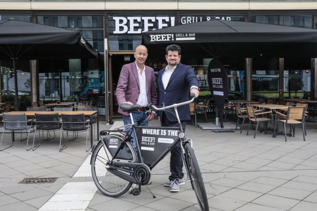 Oliver Altherr (links), CEO Marché International, und Beef!-Chefredakteur Jan Spielhagen vor dem ersten Beef!-Restaurant im Europaviertel in Frankfurt. Oliver Altherr (links), CEO Marché International, und Beef!-Chefredakteur Jan Spielhagen vor dem ersten Beef!-Restaurant im Europaviertel in Frankfurt.