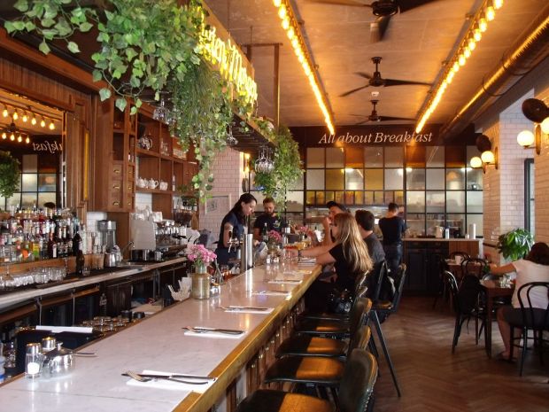 Beliebter Treffpunkt zum Essen und Trinken: die Theke des „Benedict“ im Berliner Bezirk Charlottenburg-Wilmersdorf. Beliebter Treffpunkt zum Essen und Trinken: die Theke des „Benedict“ im Berliner Bezirk Charlottenburg-Wilmersdorf.