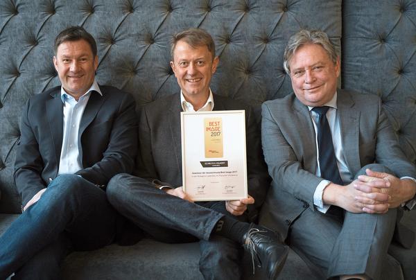 Freuen sich über die Auszeichnung (von links): Die Geschäftsleitung von Schrutka-Peukert mit Mario Herbst, Winfried Groß und Hans-Jürgen Päsler. Freuen sich über die Auszeichnung (von links): Die Geschäftsleitung von Schrutka-Peukert mit Mario Herbst, Winfried Groß und Hans-Jürgen Päsler.