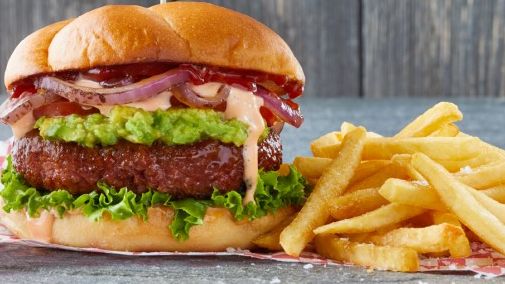 Rein pflanzliche Beyond Burger treten zunehmend in Konkurrenz zu „echtem Fleisch“ finden die US-Rinderhalter. Sie fordern eine eindeutige Produktkennzeichnung. Rein pflanzliche Beyond Burger treten zunehmend in Konkurrenz zu „echtem Fleisch“ finden die US-Rinderhalter. Sie fordern eine eindeutige Produktkennzeichnung.