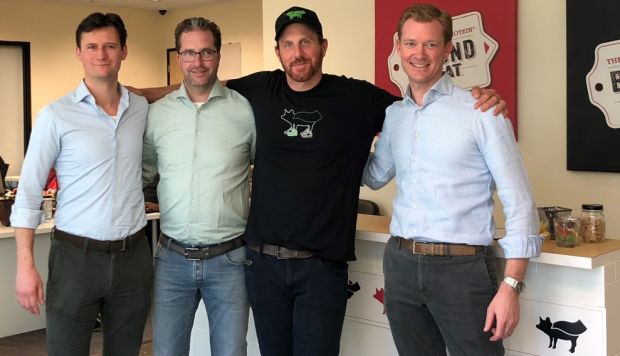 Zandbergens Delegation feiert die Partnerschaft mit Ethan Brown (2.v.r.), Gründer und CEO von Beyond Meat. Zandbergens Delegation feiert die Partnerschaft mit Ethan Brown (2.v.r.), Gründer und CEO von Beyond Meat.