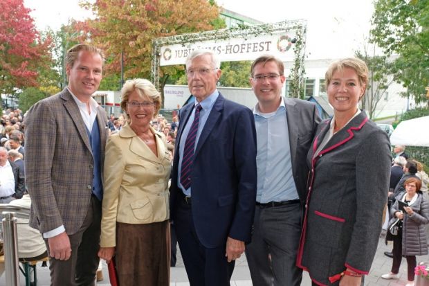 Eugen Block (Mitte) und Familie auf dem Hoffest der Unternehmenszentrale. Eugen Block (Mitte) und Familie auf dem Hoffest der Unternehmenszentrale.