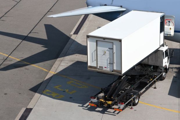 Cateringfahrzeug bei der Versorgung eines Passagierflugzeugs.
Cateringfahrzeug bei der Versorgung eines Passagierflugzeugs.