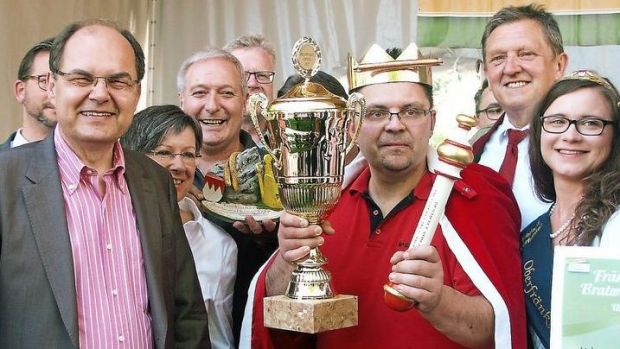 Thomas Wiesenmüller ist neuer fränkischer Bratwurstkönig. Thomas Wiesenmüller ist neuer fränkischer Bratwurstkönig.