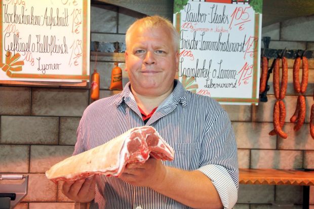 Die meisten Kunden bestellen bei Hans-Jörg Böttger ihren Lieblingsbraten wie einen kompletten Lammrücken rechtzeitig vor. Abschnitte veredelt der Schwelmer zu Bratwurstschnecken und Spießchen veredelt. Die meisten Kunden bestellen bei Hans-Jörg Böttger ihren Lieblingsbraten wie einen kompletten Lammrücken rechtzeitig vor. Abschnitte veredelt der Schwelmer zu Bratwurstschnecken und Spießchen veredelt.
