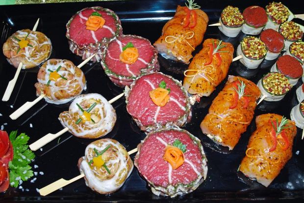 Für die Grillplatte standen schmale Hüfte, Schweinerücken und Hähnchenbrustfilet zur Verfügung. Für die Grillplatte standen schmale Hüfte, Schweinerücken und Hähnchenbrustfilet zur Verfügung.