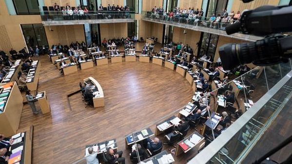 Der Bundesrat weist auf die finanzielle Belastung hin, die mit den vorgeschlagenen Maßnahmen verbunden ist. Der Bundesrat weist auf die finanzielle Belastung hin, die mit den vorgeschlagenen Maßnahmen verbunden ist.