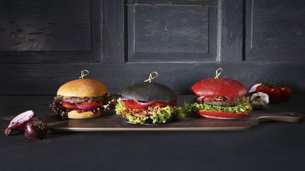 Das Baukasten-System ermöglicht nicht nur die Burger-Vielfalt, sondern gewährleistet auch die individuelle Note des Anbieters. Den Grundstock bildet das Brötchen. Hip sind hier derzeit Brioche-Buns und Süßkartoffel-Brötchen. Das Baukasten-System ermöglicht nicht nur die Burger-Vielfalt, sondern gewährleistet auch die individuelle Note des Anbieters. Den Grundstock bildet das Brötchen. Hip sind hier derzeit Brioche-Buns und Süßkartoffel-Brötchen.