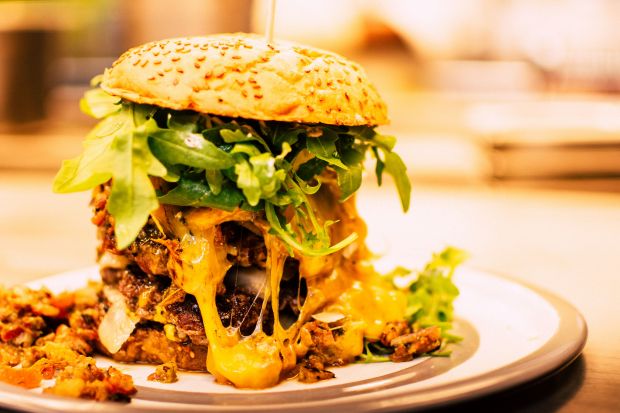 Burgerlich bietet "no ordinary Hamburger". Burgerlich bietet "no ordinary Hamburger".