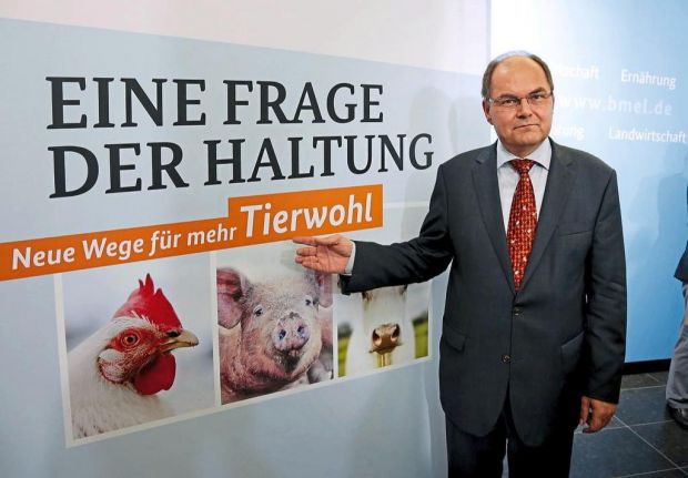 Kein Chatbot: Bundeslandwirtschaftsminister Christian Schmidt (CSU) macht sich mit dem Tierwohl-Label für mehr Transparenz in der Tierhaltung stark. Greenpeace geht das nicht weit genug. Kein Chatbot: Bundeslandwirtschaftsminister Christian Schmidt (CSU) macht sich mit dem Tierwohl-Label für mehr Transparenz in der Tierhaltung stark. Greenpeace geht das nicht weit genug.