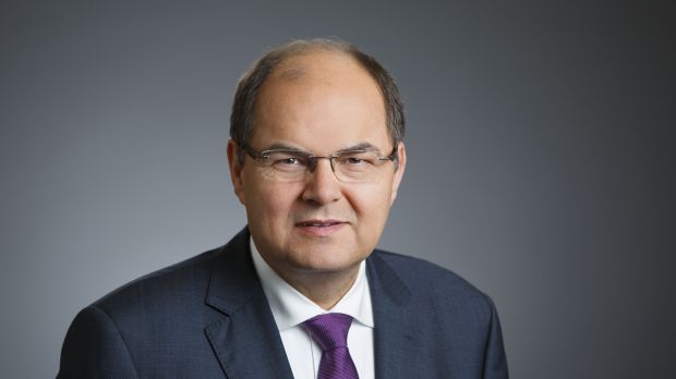 Will gesellschaftlich akzeptierte Produktionsverfahren mit ökonomischer Tragfähigkeit vereinbaren: Landwirtschaftsminister Christian Schmidt. Will gesellschaftlich akzeptierte Produktionsverfahren mit ökonomischer Tragfähigkeit vereinbaren: Landwirtschaftsminister Christian Schmidt.