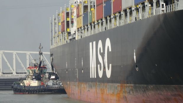 Containerschiff im Antwerpener Hafen. Containerschiff im Antwerpener Hafen.
