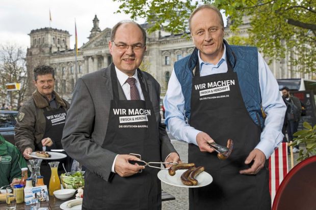 Bundeslandwirtschaftsminister Christian Schmidt und Bauernpräsident Joachim Rukwied (rechts) luden die Verbraucher mit einer Grillwurst zum Dialog ein. Bundeslandwirtschaftsminister Christian Schmidt und Bauernpräsident Joachim Rukwied (rechts) luden die Verbraucher mit einer Grillwurst zum Dialog ein.