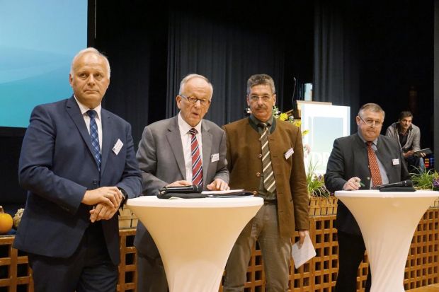 Seite an Seite für Perspektiven in der deutschen Schweinehaltung (v.l.): Johannes Röring, Staatssekretär Dr. Hermann Onko Aeikens, Moderator Sepp Keller und Bayerns Bauernpräsident Walter Heidl. Seite an Seite für Perspektiven in der deutschen Schweinehaltung (v.l.): Johannes Röring, Staatssekretär Dr. Hermann Onko Aeikens, Moderator Sepp Keller und Bayerns Bauernpräsident Walter Heidl.