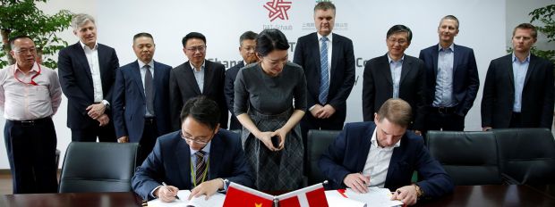 DC-Vorstandschef Jais Valeur (5.v.r.) bei der Unterzeichnung der Verträge in Shanghai. DC-Vorstandschef Jais Valeur (5.v.r.) bei der Unterzeichnung der Verträge in Shanghai.