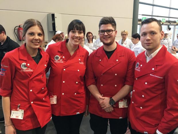 Superteam bei der Fachmesse in Bremen: DFV-Vizepräsidentin Nora Seite (2.v.l.) mit den Nationalteam-Mitgliedern Hannah Gehring und Markus Kretschmann (rechts) sowie Bundessieger Raphael Buschmann. Superteam bei der Fachmesse in Bremen: DFV-Vizepräsidentin Nora Seite (2.v.l.) mit den Nationalteam-Mitgliedern Hannah Gehring und Markus Kretschmann (rechts) sowie Bundessieger Raphael Buschmann.