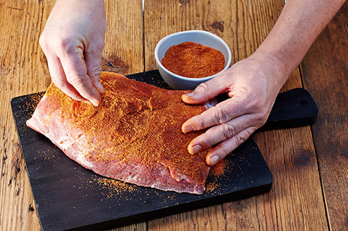 Würzen von Schweinefleisch Würzen von Schweinefleisch