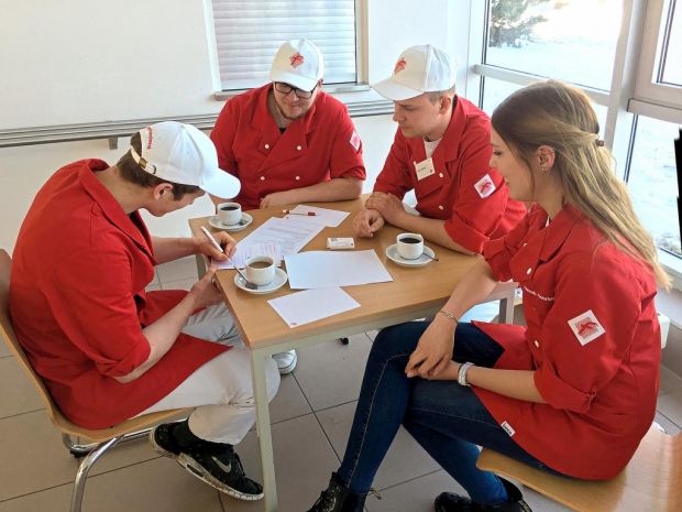 In Dreiergruppen bereiteten sich die Kandidaten auf ihre Aufgaben vor. In Dreiergruppen bereiteten sich die Kandidaten auf ihre Aufgaben vor.