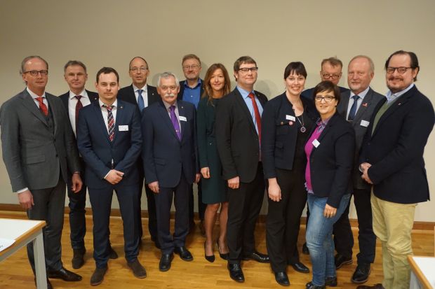 Ein starkes Team: Ehren- und Hauptamt stehen den Innungsmitgliedern Rede und Antwort. Ein starkes Team: Ehren- und Hauptamt stehen den Innungsmitgliedern Rede und Antwort.
