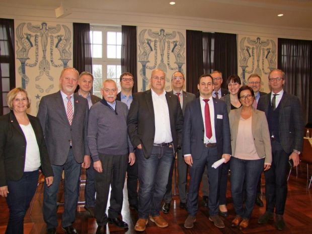 Teamsache: Ehren- und Hauptamt standen den Mitgliedern und Delegierten in Würzburg und Hannover Rede und Antwort. Teamsache: Ehren- und Hauptamt standen den Mitgliedern und Delegierten in Würzburg und Hannover Rede und Antwort.