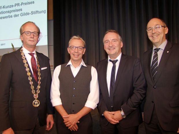 Bereit für beherzte Entscheidungen (von links): DFV-Präsident Herbert Dohrmann, Potsdams Obermeister Mathias Bothe, der ehemalige Bundesliga-Schiedsrichter Lutz Wagner und DFV-Hauptgeschäftsführer Martin Fuchs.
Bereit für beherzte Entscheidungen (von links): DFV-Präsident Herbert Dohrmann, Potsdams Obermeister Mathias Bothe, der ehemalige Bundesliga-Schiedsrichter Lutz Wagner und DFV-Hauptgeschäftsführer Martin Fuchs.