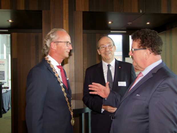 Das Fleischerhandwerk führt mit der Bundesregierung einen Dialog auf Augenhöhe (von links): DFV-Präsident Herbert Dohrmann und DFV-Hauptgeschäftsführer Martin Fuchs begrüßen MdB Hans-Joachim Fuchtel, den parlamentarischen Staatssekretär im Bundesministerium für Ernährung und Landwirtschaft.
Das Fleischerhandwerk führt mit der Bundesregierung einen Dialog auf Augenhöhe (von links): DFV-Präsident Herbert Dohrmann und DFV-Hauptgeschäftsführer Martin Fuchs begrüßen MdB Hans-Joachim Fuchtel, den parlamentarischen Staatssekretär im Bundesministerium für Ernährung und Landwirtschaft.