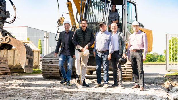 Spatenstich für die Erweiterung (v.l): Udo Damhus, Olaf Damhus, Rudolf Damhus, Andy Weiling und Thomas Borgers. Spatenstich für die Erweiterung (v.l): Udo Damhus, Olaf Damhus, Rudolf Damhus, Andy Weiling und Thomas Borgers.