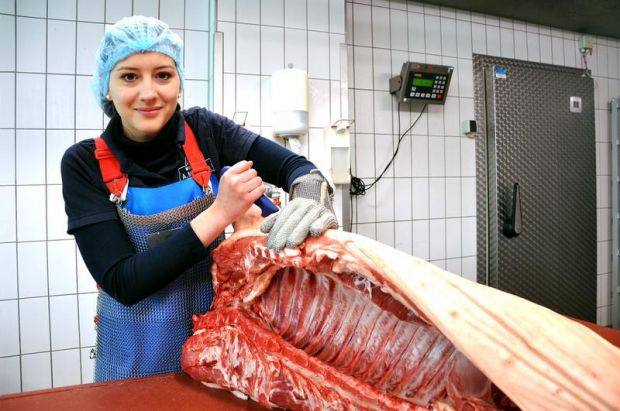 Couragiert und wissbegierig: Daniela Metzler hat den Zahntechnikerkittel gegen die Stechschutzschürze getauscht.
Couragiert und wissbegierig: Daniela Metzler hat den Zahntechnikerkittel gegen die Stechschutzschürze getauscht.