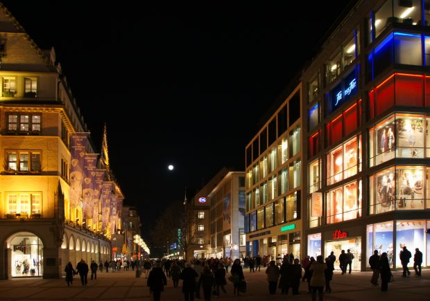 Die Kaufingerstraße bei Nacht. Die Kaufingerstraße bei Nacht.