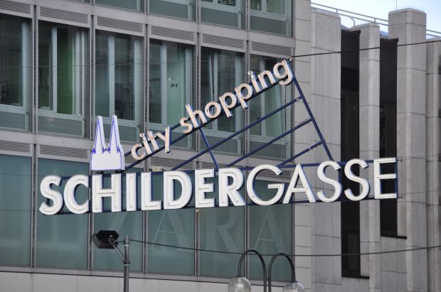 Kölner Shoppingmeile: Die Schildergasse. Kölner Shoppingmeile: Die Schildergasse.
