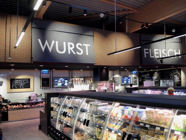 Trotz Service im Frischebereich sind die SB-Regale unverzichtbar. Convenience-Produkte ergänzen das Porfolio. Trotz Service im Frischebereich sind die SB-Regale unverzichtbar. Convenience-Produkte ergänzen das Porfolio.