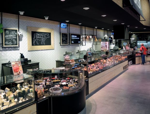Blick auf die 13 Meter lange Bedientheke für Fleisch und Wurst. Blick auf die 13 Meter lange Bedientheke für Fleisch und Wurst.